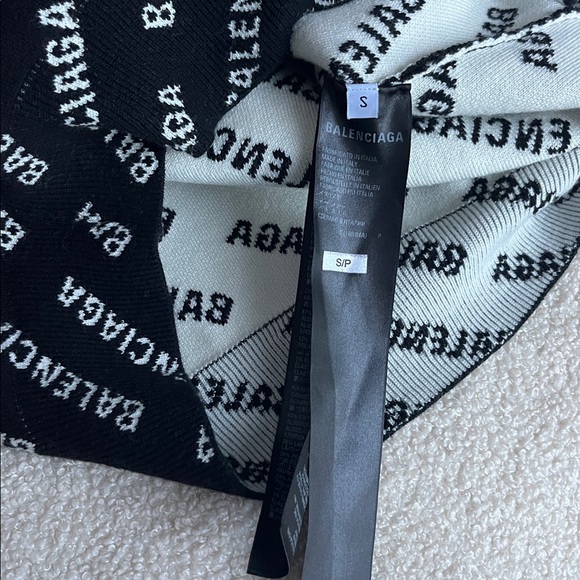 Balenciaga Black and White Logo Crewneck Sweater - Picture 7 of 8